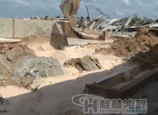 廉江政府鐵腕整治拆除一高嶺土廠，連設(shè)備都砸碎！
